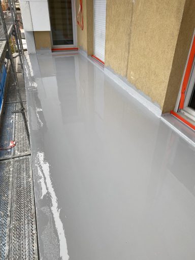 etancheite liquide sur balcon avant finition paillette